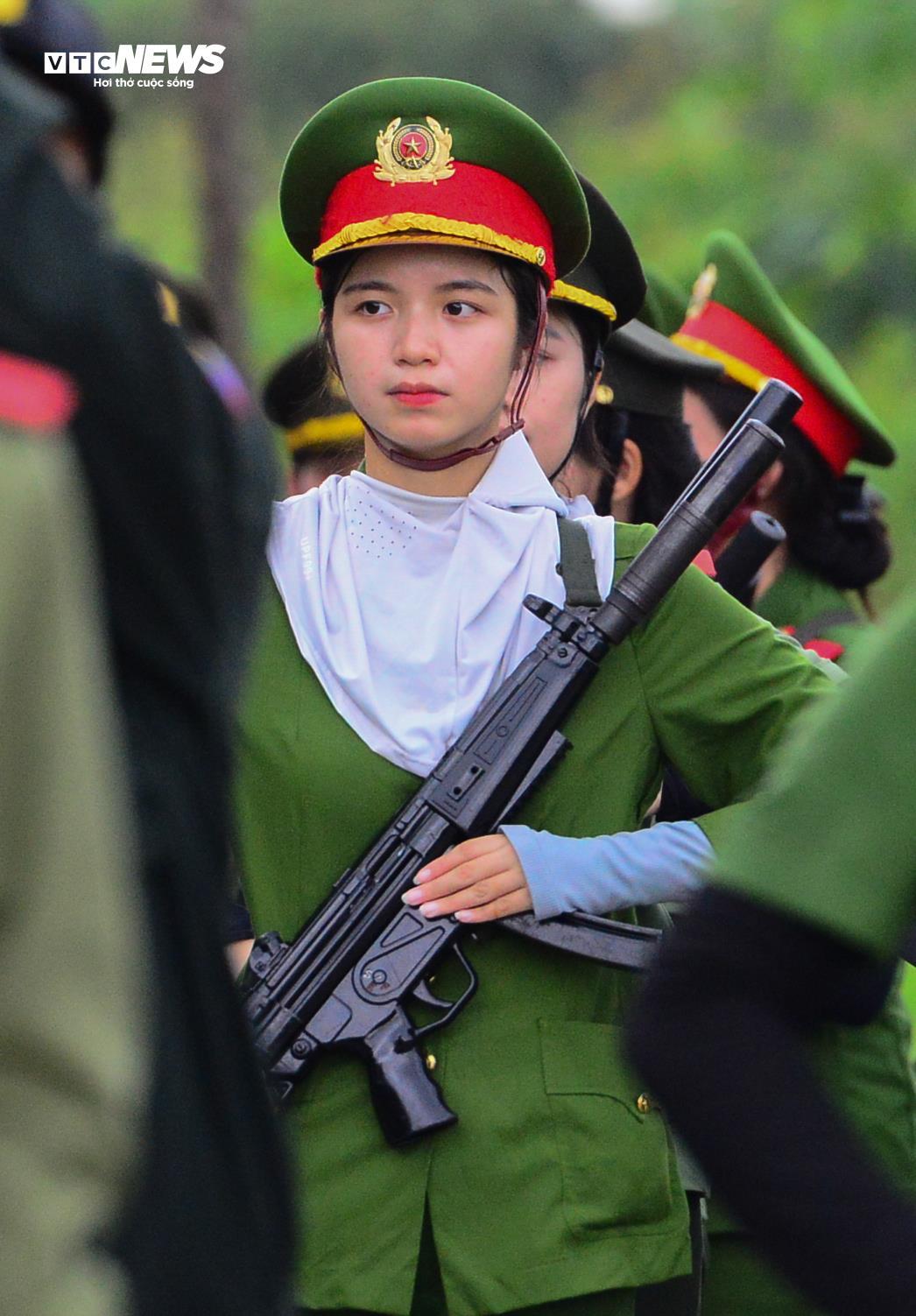 'Bóng hồng' công an tập luyện dưới nắng gắt chuẩn bị cho lễ duyệt binh 2/9- Ảnh 5. 'Bóng hồng' công an tập luyện dưới nắng gắt chuẩn bị cho lễ duyệt binh 2/9- Ảnh 5.