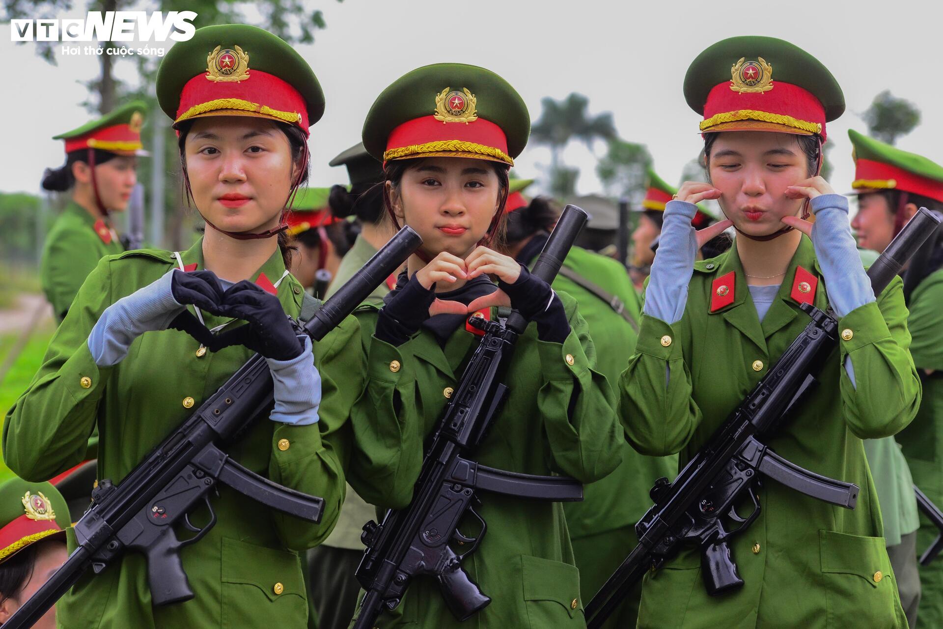'Bóng hồng' công an tập luyện dưới nắng gắt chuẩn bị cho lễ duyệt binh 2/9- Ảnh 7. 'Bóng hồng' công an tập luyện dưới nắng gắt chuẩn bị cho lễ duyệt binh 2/9- Ảnh 7.