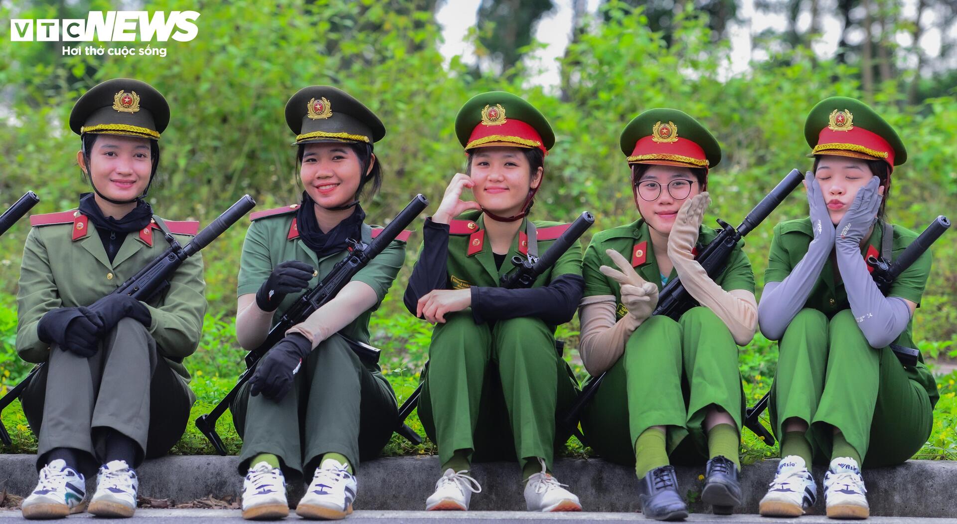 'Bóng hồng' công an tập luyện dưới nắng gắt chuẩn bị cho lễ duyệt binh 2/9- Ảnh 8. 'Bóng hồng' công an tập luyện dưới nắng gắt chuẩn bị cho lễ duyệt binh 2/9- Ảnh 8.