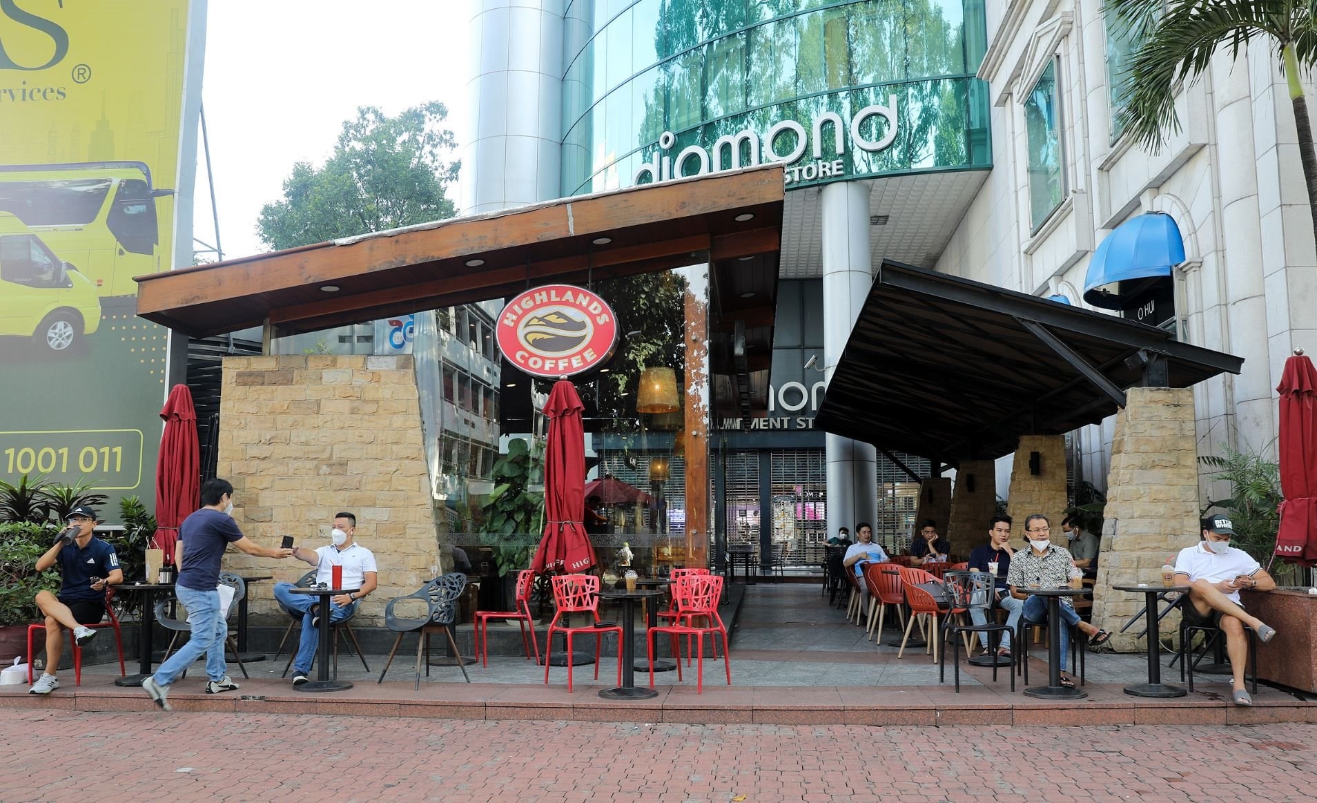 IPO Highlands Coffee: CEO David Thái muốn niêm yết trên sàn chứng khoán Việt Nam, cổ đông Philippines đáp "chưa hẳn là phương án tốt nhất"- Ảnh 1.