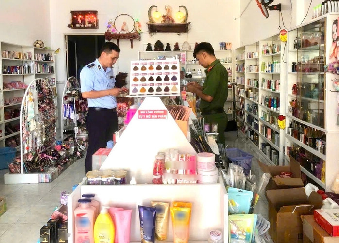 Phát hiện 114 hộp mỹ phẩm không rõ nguồn gốc ở Cà Mau- Ảnh 1. Phát hiện 114 hộp mỹ phẩm không rõ nguồn gốc ở Cà Mau- Ảnh 1.