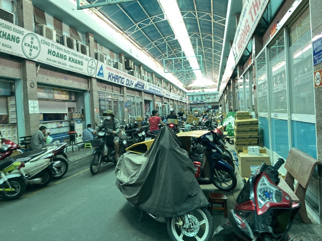 Khung cảnh lạ lùng tại chợ thuốc quận 10 - TP.HCM: Hàng loạt quầy cửa đóng then cài, 1 chủ hiệu thuốc phải thốt lên điều khó hiểu- Ảnh 1.