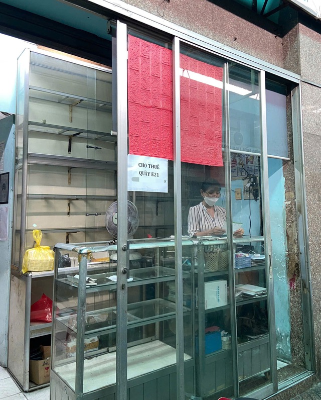 Khung cảnh lạ lùng tại chợ thuốc quận 10 - TP.HCM: Hàng loạt quầy cửa đóng then cài, 1 chủ hiệu thuốc phải thốt lên điều khó hiểu- Ảnh 2.