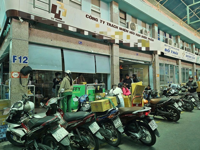 Khung cảnh lạ lùng tại chợ thuốc quận 10 - TP.HCM: Hàng loạt quầy cửa đóng then cài, 1 chủ hiệu thuốc phải thốt lên điều khó hiểu- Ảnh 5.