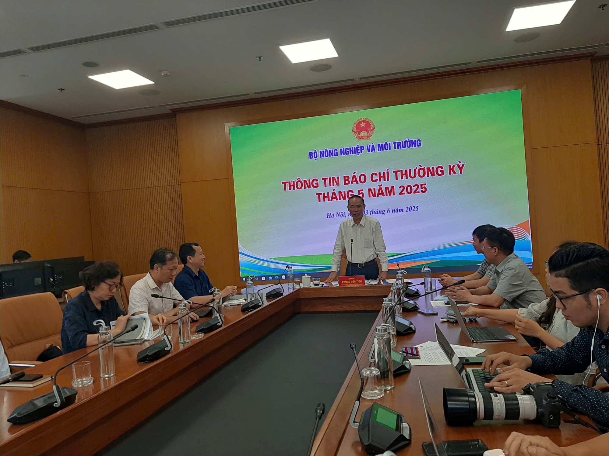 Vụ C.P. bị tố bán heo bệnh: Heo bị đóng dấu kiểm dịch sai, sẽ chuyển hồ sơ sang Bộ Công an- Ảnh 2. Vụ C.P. bị tố bán heo bệnh: Heo bị đóng dấu kiểm dịch sai, sẽ chuyển hồ sơ sang Bộ Công an- Ảnh 2.