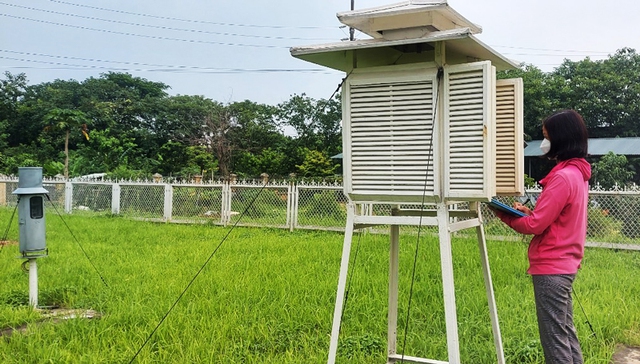 Thực hư thông tin Hà Nội nóng 61 độ C: Tại sao bản tin thời tiết dự báo nhiệt độ cao nhất là 40 độ C, mà cầm nhiệt kế ra đường lại đo được tận 61 độ?- Ảnh 6. Thực hư thông tin Hà Nội nóng 61 độ C: Tại sao bản tin thời tiết dự báo nhiệt độ cao nhất là 40 độ C, mà cầm nhiệt kế ra đường lại đo được tận 61 độ?- Ảnh 6.