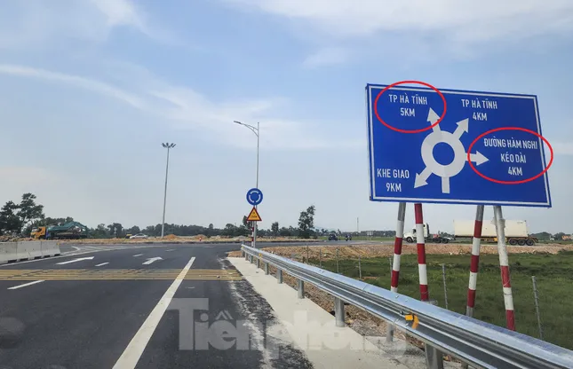 Khó hiểu biển báo địa danh ‘lạ’ trên cao tốc Hà Tĩnh- Ảnh 3. Khó hiểu biển báo địa danh ‘lạ’ trên cao tốc Hà Tĩnh- Ảnh 3.