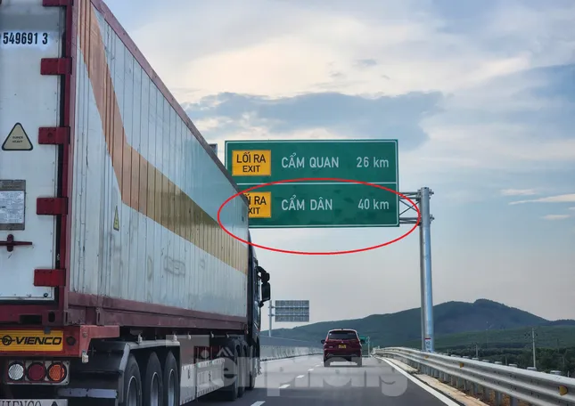 Khó hiểu biển báo địa danh ‘lạ’ trên cao tốc Hà Tĩnh- Ảnh 1. Khó hiểu biển báo địa danh ‘lạ’ trên cao tốc Hà Tĩnh- Ảnh 1.
