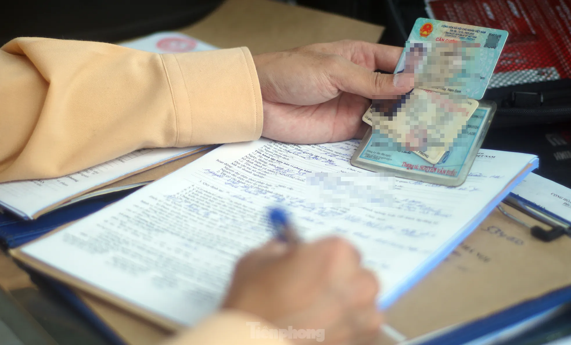 Hà Nội: Hàng loạt tài xế bị xử phạt vì ‘leo’ xe máy lên vỉa hè, đi ngược chiều- Ảnh 8. Hà Nội: Hàng loạt tài xế bị xử phạt vì ‘leo’ xe máy lên vỉa hè, đi ngược chiều- Ảnh 8.
