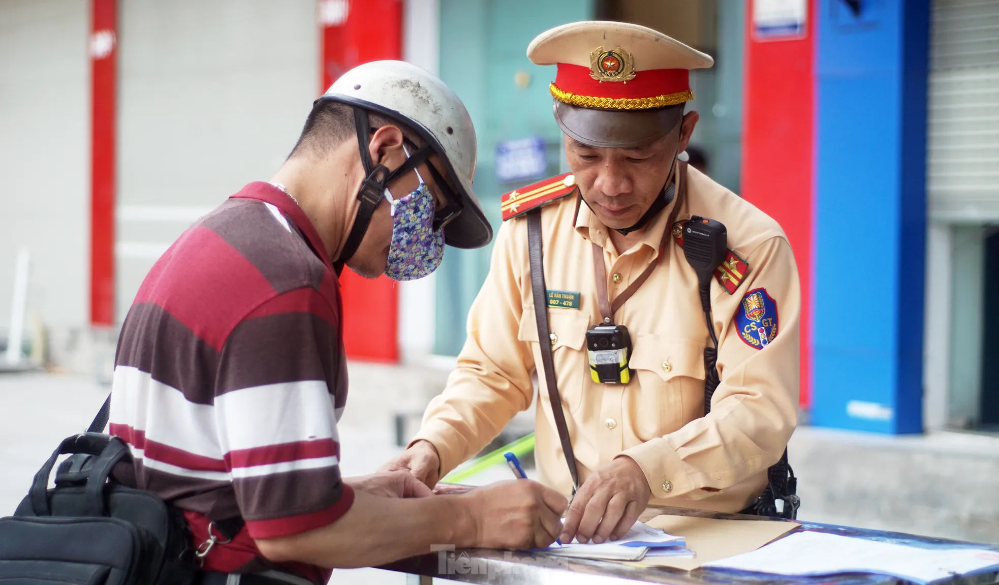 Hà Nội: Hàng loạt tài xế bị xử phạt vì ‘leo’ xe máy lên vỉa hè, đi ngược chiều- Ảnh 12. Hà Nội: Hàng loạt tài xế bị xử phạt vì ‘leo’ xe máy lên vỉa hè, đi ngược chiều- Ảnh 12.