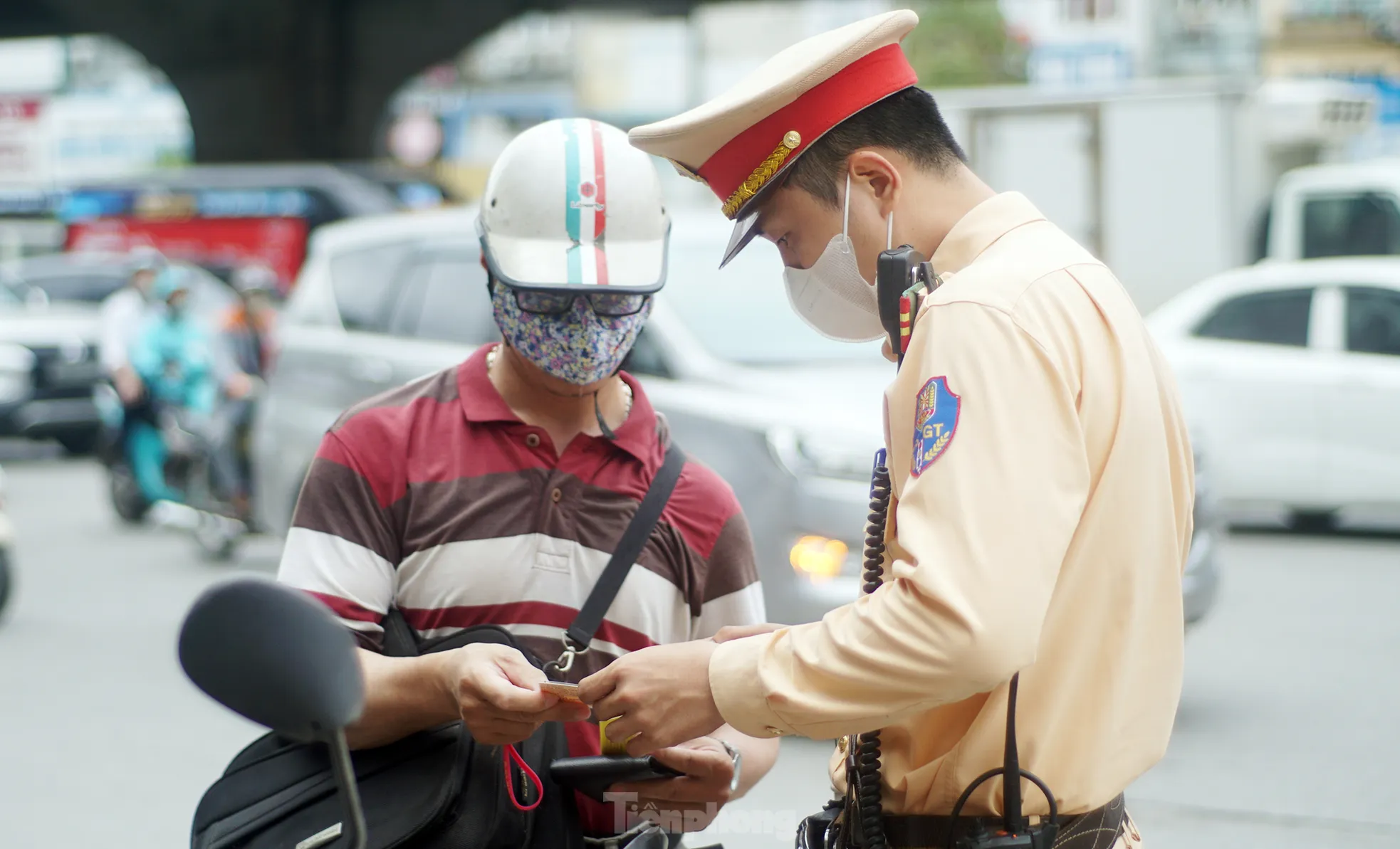 Hà Nội: Hàng loạt tài xế bị xử phạt vì ‘leo’ xe máy lên vỉa hè, đi ngược chiều- Ảnh 13. Hà Nội: Hàng loạt tài xế bị xử phạt vì ‘leo’ xe máy lên vỉa hè, đi ngược chiều- Ảnh 13.