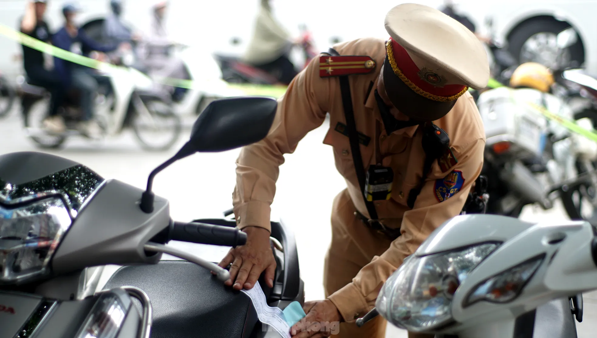Hà Nội: Hàng loạt tài xế bị xử phạt vì ‘leo’ xe máy lên vỉa hè, đi ngược chiều- Ảnh 10. Hà Nội: Hàng loạt tài xế bị xử phạt vì ‘leo’ xe máy lên vỉa hè, đi ngược chiều- Ảnh 10.