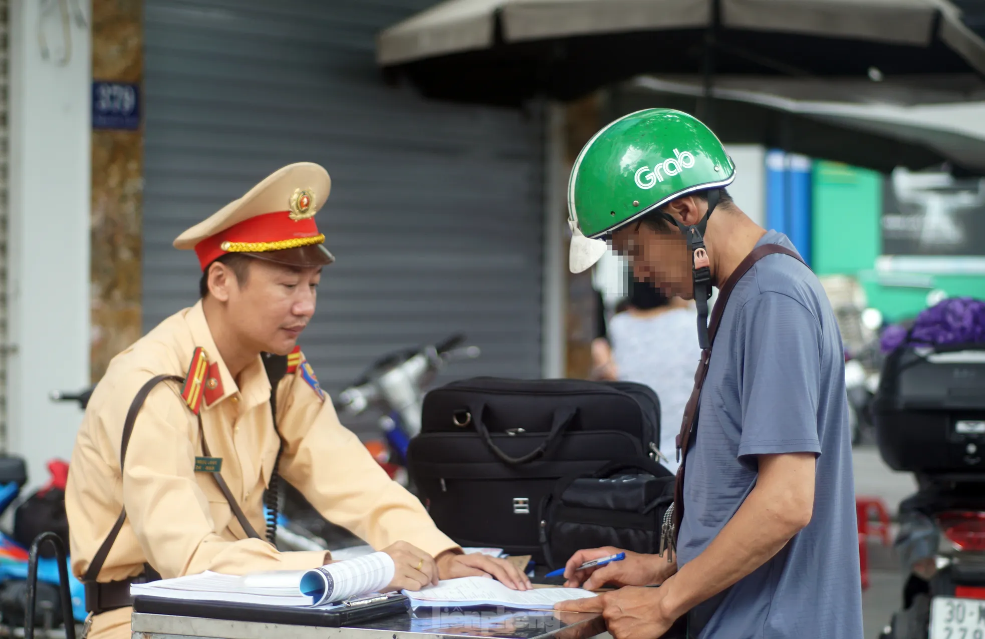 Hà Nội: Hàng loạt tài xế bị xử phạt vì ‘leo’ xe máy lên vỉa hè, đi ngược chiều- Ảnh 5. Hà Nội: Hàng loạt tài xế bị xử phạt vì ‘leo’ xe máy lên vỉa hè, đi ngược chiều- Ảnh 5.