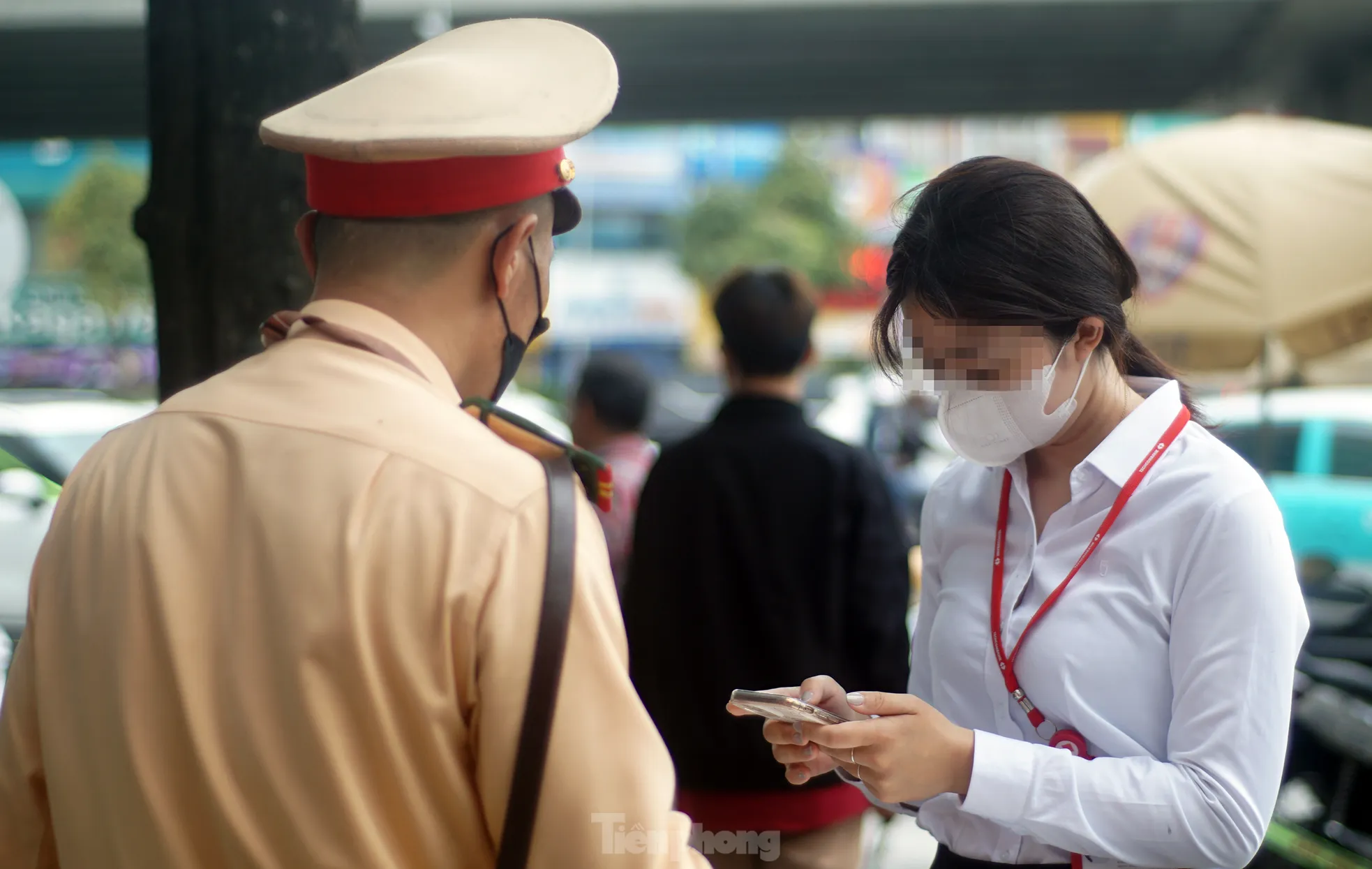 Hà Nội: Hàng loạt tài xế bị xử phạt vì ‘leo’ xe máy lên vỉa hè, đi ngược chiều- Ảnh 7. Hà Nội: Hàng loạt tài xế bị xử phạt vì ‘leo’ xe máy lên vỉa hè, đi ngược chiều- Ảnh 7.