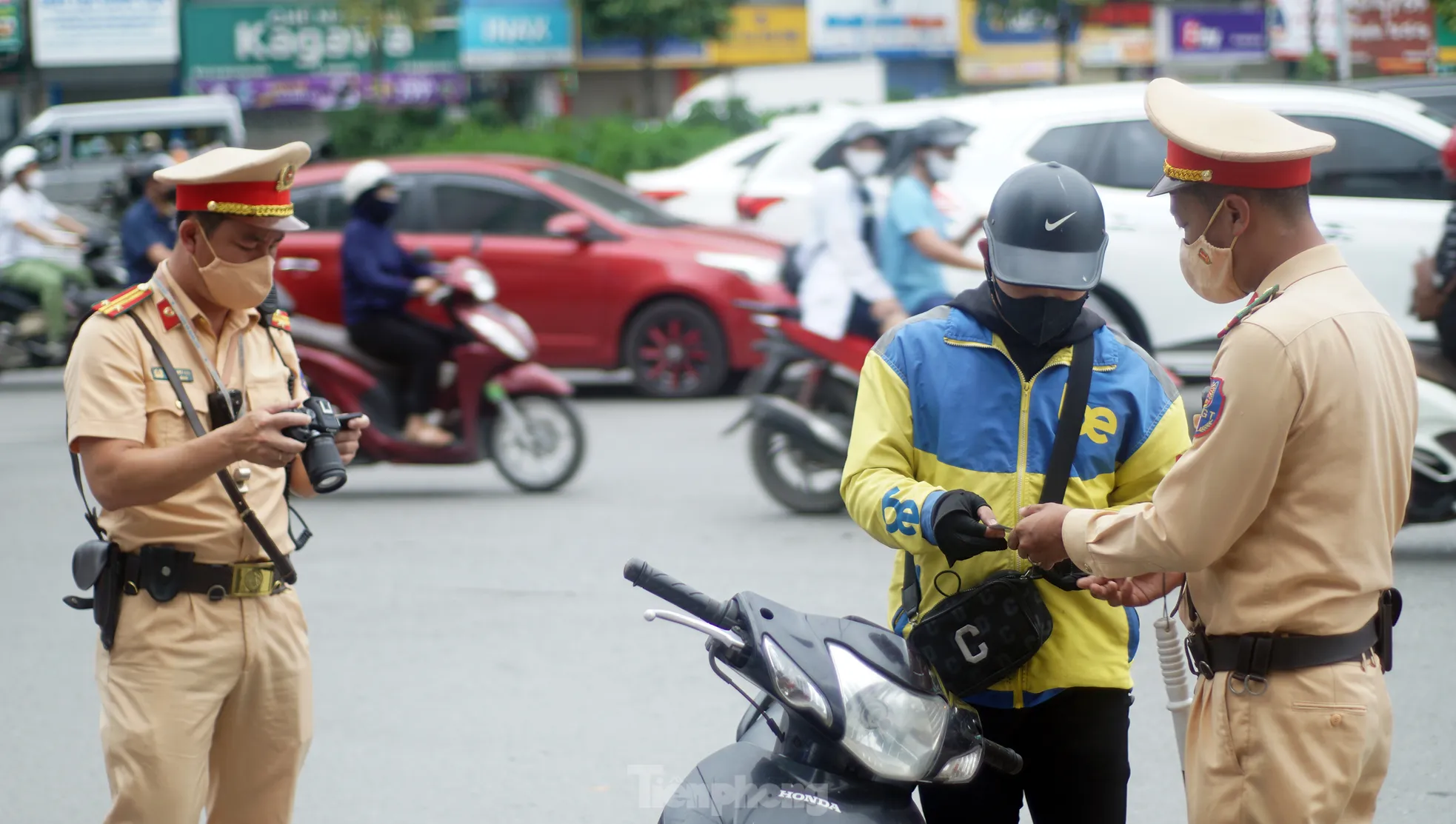 Hà Nội: Hàng loạt tài xế bị xử phạt vì ‘leo’ xe máy lên vỉa hè, đi ngược chiều- Ảnh 4. Hà Nội: Hàng loạt tài xế bị xử phạt vì ‘leo’ xe máy lên vỉa hè, đi ngược chiều- Ảnh 4.