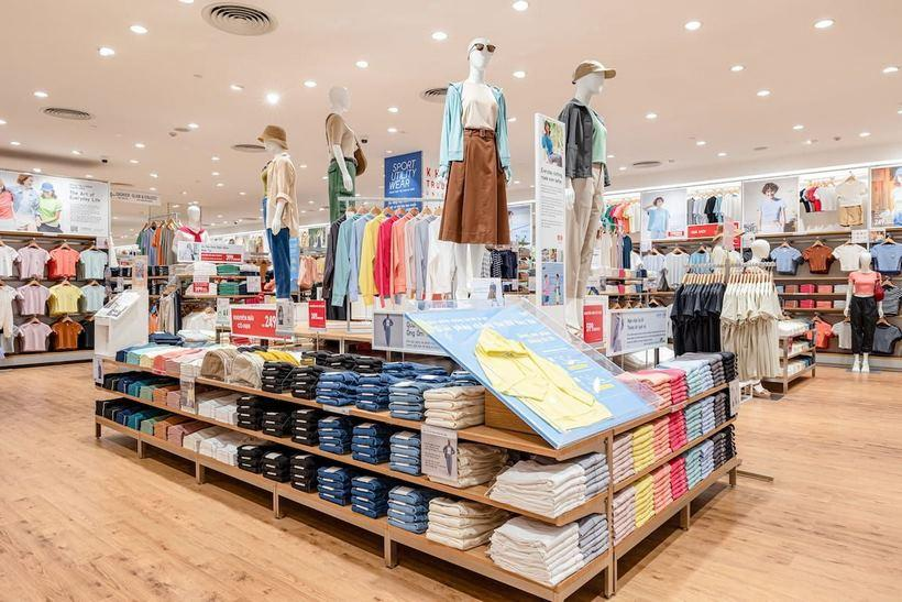 Tỷ phú U80 giàu nhất Nhật Bản - "ông trùm" đế chế UNIQLO: Không "truyền ngôi" cho con trai, chỉ làm đến 4 giờ chiều là về nhà với vợ- Ảnh 4. Tỷ phú U80 giàu nhất Nhật Bản - "ông trùm" đế chế UNIQLO: Không "truyền ngôi" cho con trai, chỉ làm đến 4 giờ chiều là về nhà với vợ- Ảnh 4.