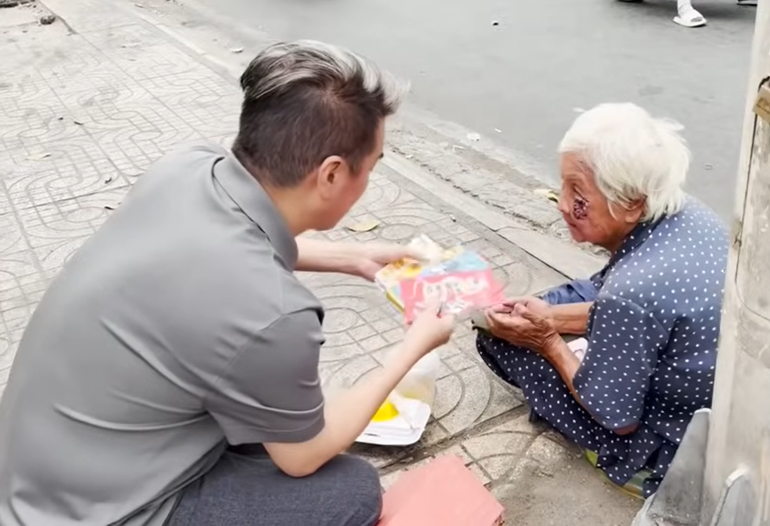 Đàm Vĩnh Hưng tiết lộ lý do "mua ly nước có 40 nghìn mà trả 4 triệu luôn”- Ảnh 2. Đàm Vĩnh Hưng tiết lộ lý do "mua ly nước có 40 nghìn mà trả 4 triệu luôn”- Ảnh 2.