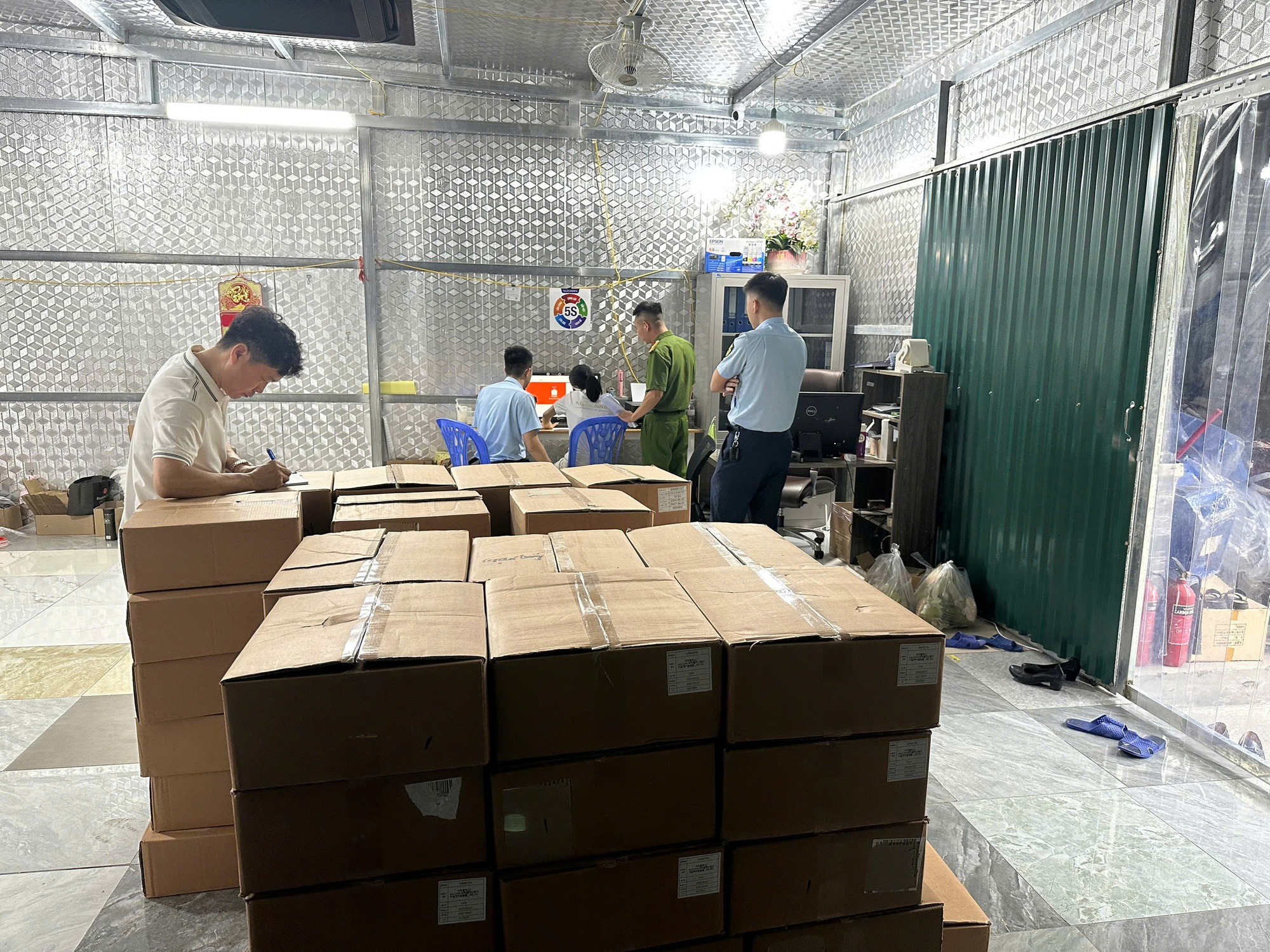 Danh tính người đứng sau Ngân Korea - công ty bị phát hiện nhập lậu 5.400 lọ mỹ phẩm- Ảnh 1. Danh tính người đứng sau Ngân Korea - công ty bị phát hiện nhập lậu 5.400 lọ mỹ phẩm- Ảnh 1.