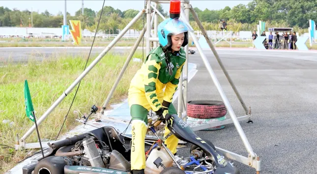 Á hậu Quỳnh Anh va chạm mạnh trên đường đua xe- Ảnh 1. Á hậu Quỳnh Anh va chạm mạnh trên đường đua xe- Ảnh 1.
