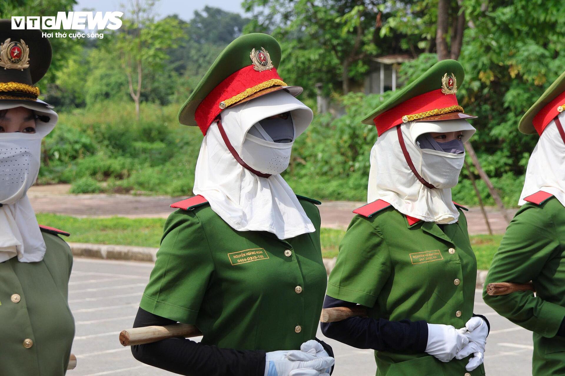 'Bóng hồng' công an tập luyện dưới nắng gắt chuẩn bị cho lễ duyệt binh 2/9- Ảnh 2. 'Bóng hồng' công an tập luyện dưới nắng gắt chuẩn bị cho lễ duyệt binh 2/9- Ảnh 2.