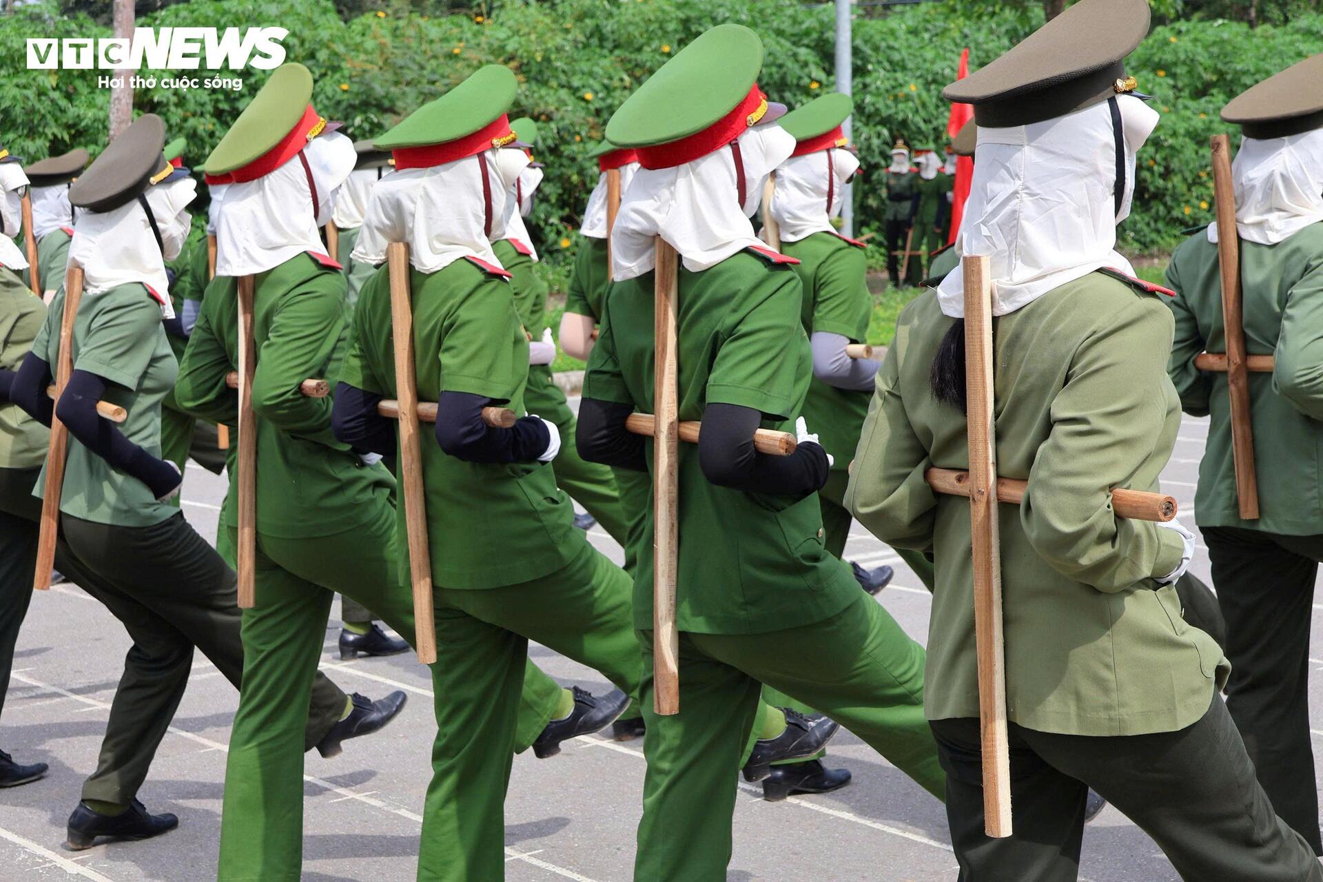 'Bóng hồng' công an tập luyện dưới nắng gắt chuẩn bị cho lễ duyệt binh 2/9- Ảnh 3. 'Bóng hồng' công an tập luyện dưới nắng gắt chuẩn bị cho lễ duyệt binh 2/9- Ảnh 3.