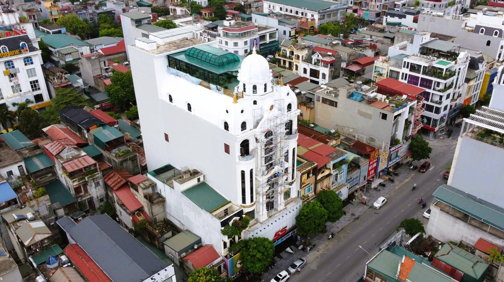 Căn nhà của Tuấn "thần đèn" nổi bật giữa con phố đắt đỏ nhất TP Thanh Hóa- Ảnh 1. Căn nhà của Tuấn "thần đèn" nổi bật giữa con phố đắt đỏ nhất TP Thanh Hóa- Ảnh 1.