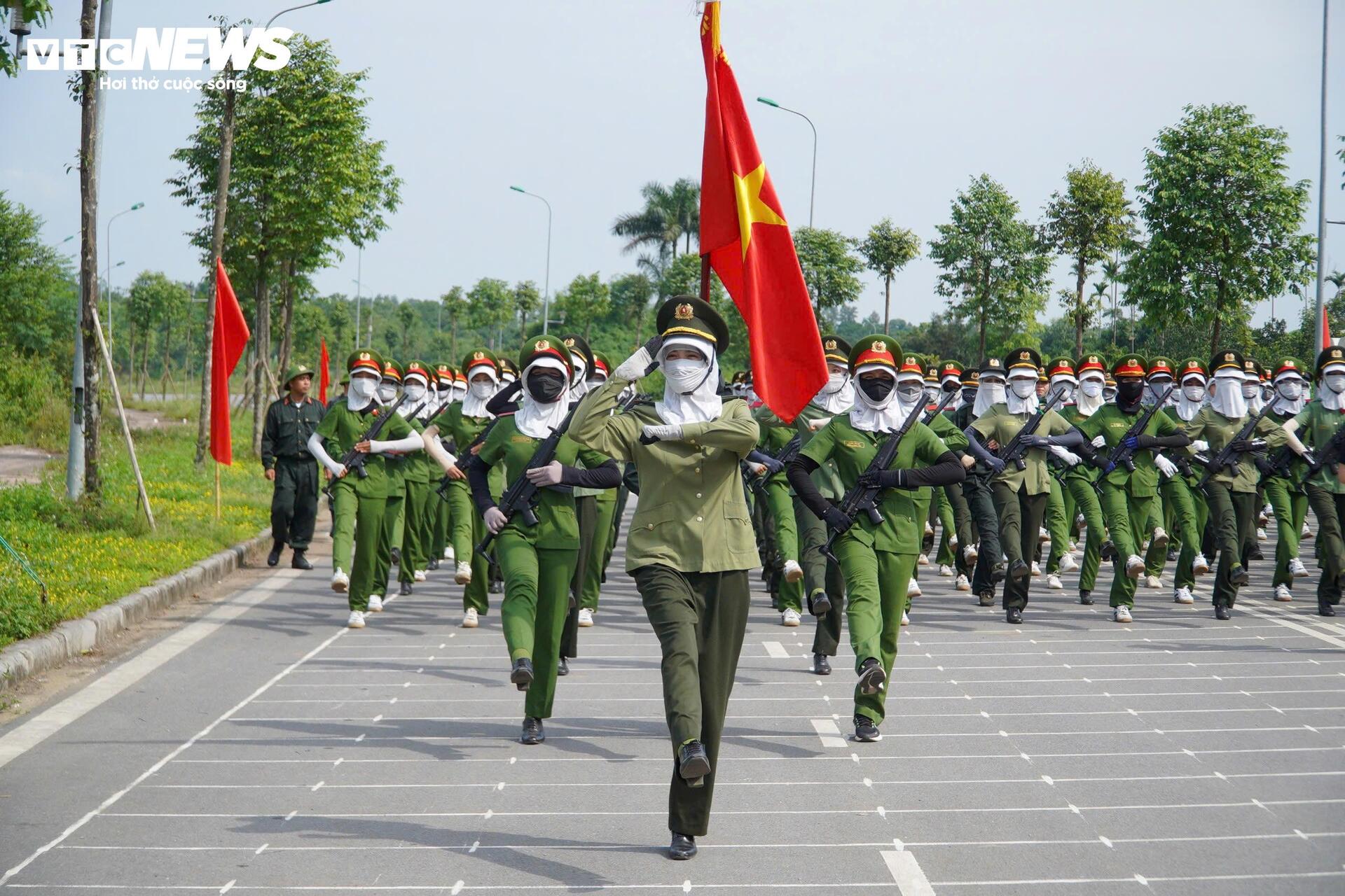 'Bóng hồng' công an tập luyện dưới nắng gắt chuẩn bị cho lễ duyệt binh 2/9- Ảnh 1. 'Bóng hồng' công an tập luyện dưới nắng gắt chuẩn bị cho lễ duyệt binh 2/9- Ảnh 1.