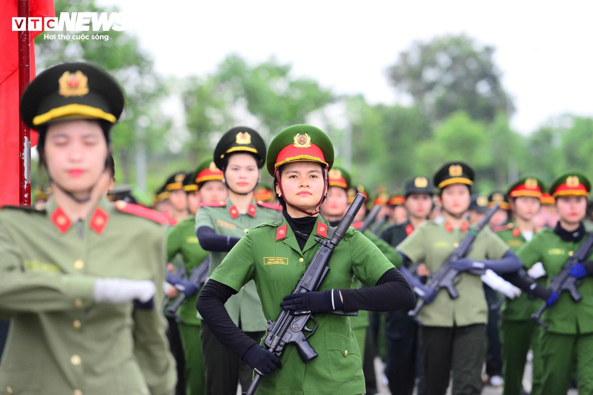 'Bóng hồng' công an tập luyện dưới nắng gắt chuẩn bị cho lễ duyệt binh 2/9- Ảnh 11. 'Bóng hồng' công an tập luyện dưới nắng gắt chuẩn bị cho lễ duyệt binh 2/9- Ảnh 11.