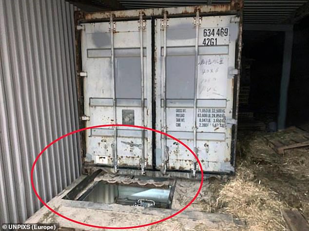Sâu 4 mét dưới lòng đất: Cảnh sát phát hiện nhà máy thuốc lá giả, lợi nhuận "khủng" hơn 19 tỷ/tuần- Ảnh 2. Sâu 4 mét dưới lòng đất: Cảnh sát phát hiện nhà máy thuốc lá giả, lợi nhuận "khủng" hơn 19 tỷ/tuần- Ảnh 2.