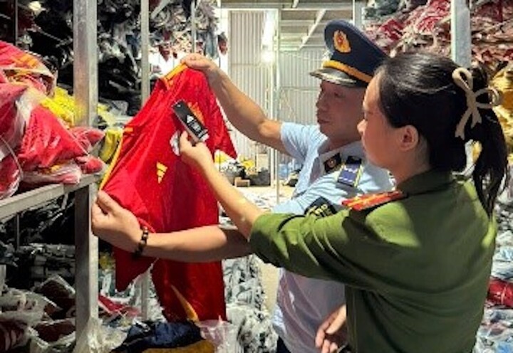 Khởi tố chủ kho hàng kinh doanh hơn 35.000 bộ quần áo giả mạo Nike, Adidas, Puma- Ảnh 2. Khởi tố chủ kho hàng kinh doanh hơn 35.000 bộ quần áo giả mạo Nike, Adidas, Puma- Ảnh 2.