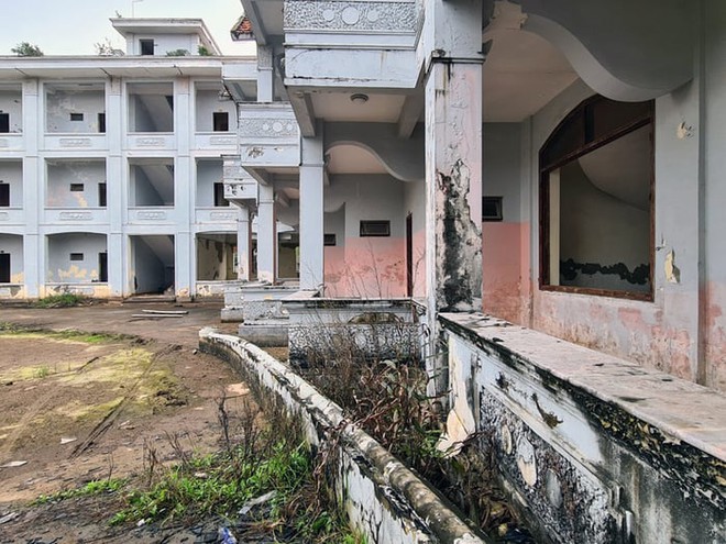 Loạt khách sạn bỏ hoang tại bãi biển nổi tiếng bậc nhất miền Bắc, du khách nhận xét: Tiếc thay một thời!- Ảnh 5.