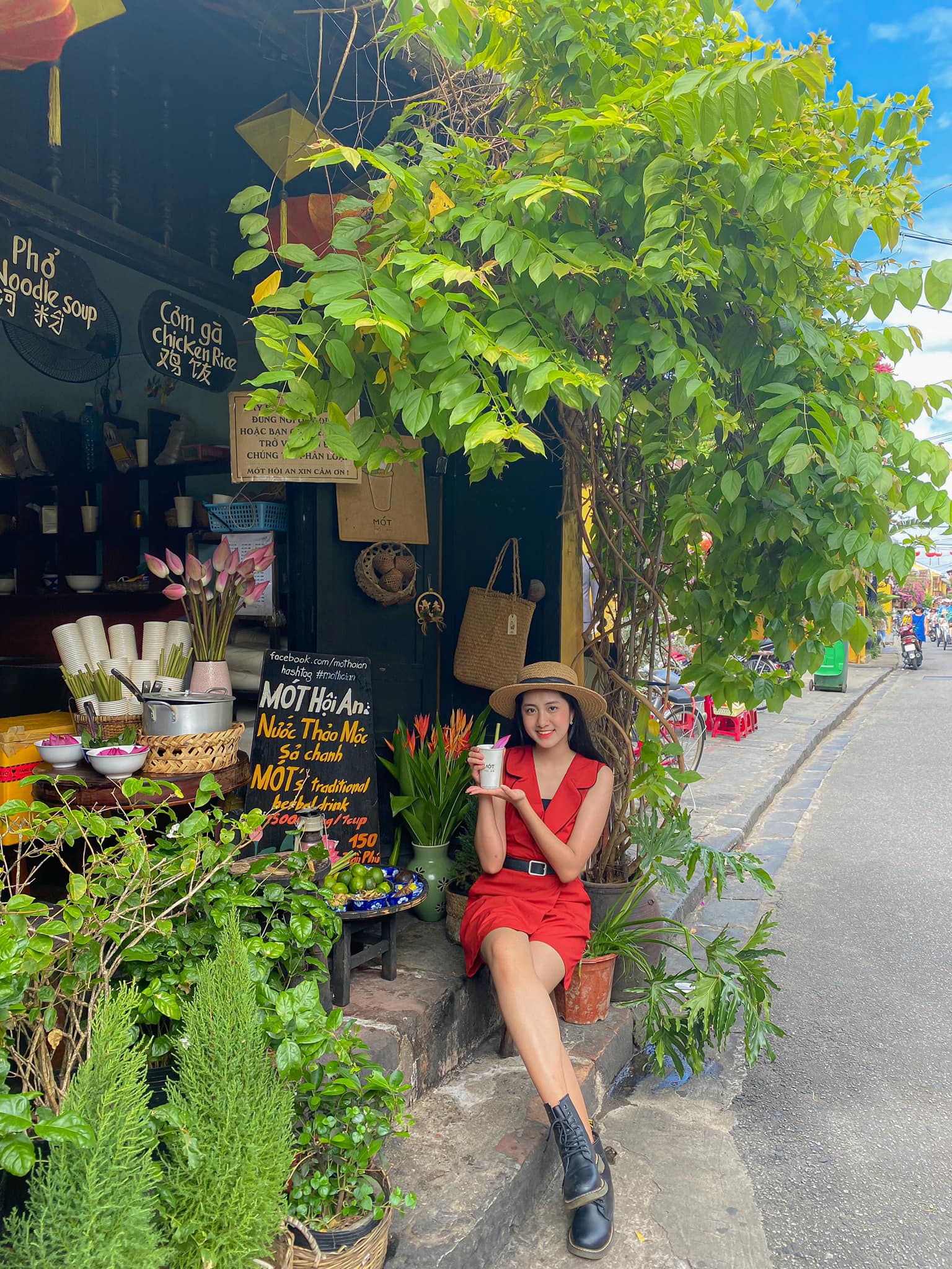 Lộ ảnh thời cấp 3 tự ti, da ngăm đen của Hà Trúc Linh - Hoa hậu Việt Nam: Lên phố Lộ ảnh thời cấp 3 tự ti, da ngăm đen của Hà Trúc Linh - Hoa hậu Việt Nam: Lên phố