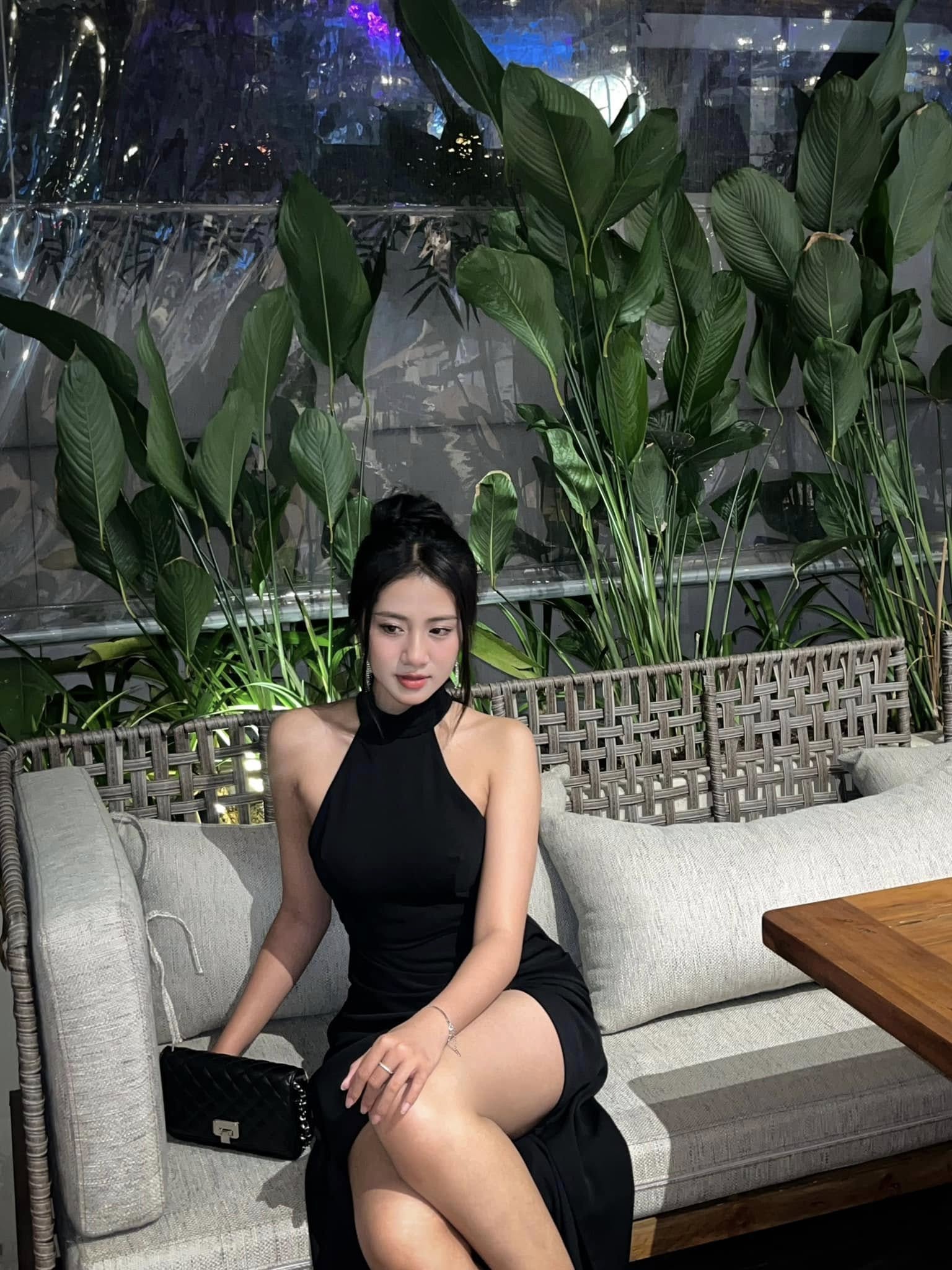 Lộ ảnh thời cấp 3 tự ti, da ngăm đen của Hà Trúc Linh - Hoa hậu Việt Nam: Lên phố Lộ ảnh thời cấp 3 tự ti, da ngăm đen của Hà Trúc Linh - Hoa hậu Việt Nam: Lên phố