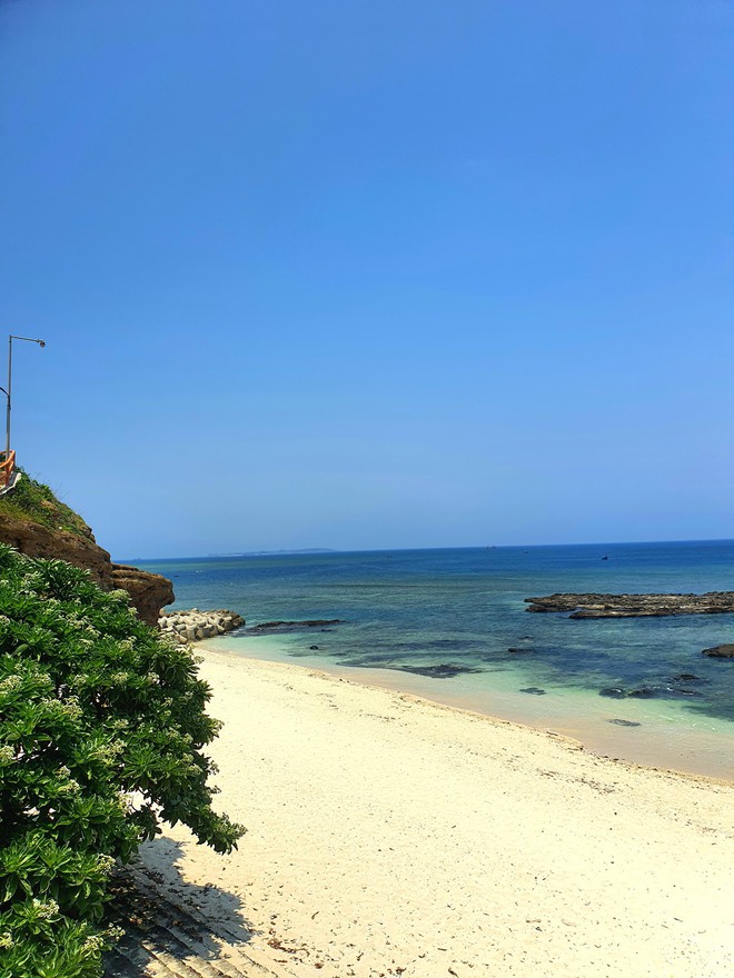 Nơi là tàn tích của núi lửa, có biển hoang sơ, du khách nhận xét: "Đẹp như thiên đường, phải đi vài lần!"- Ảnh 3. Nơi là tàn tích của núi lửa, có biển hoang sơ, du khách nhận xét: "Đẹp như thiên đường, phải đi vài lần!"- Ảnh 3.