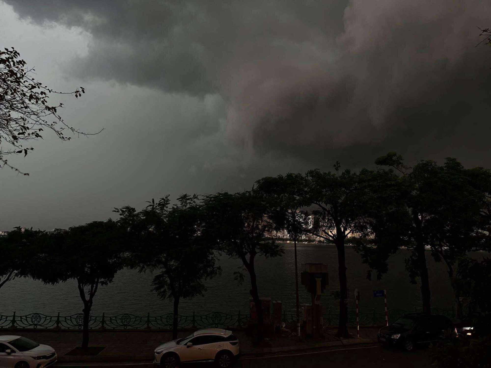 Hà Nội lúc này: Mưa ngập lênh láng nhiều tuyến phố, dân công sở vất vả về nhà giờ tan tầm- Ảnh 2.