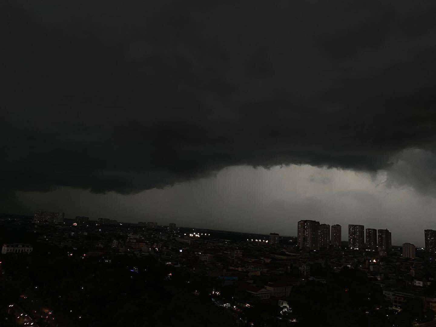 Hà Nội lúc này: Mưa ngập lênh láng nhiều tuyến phố, dân công sở vất vả về nhà giờ tan tầm- Ảnh 1.