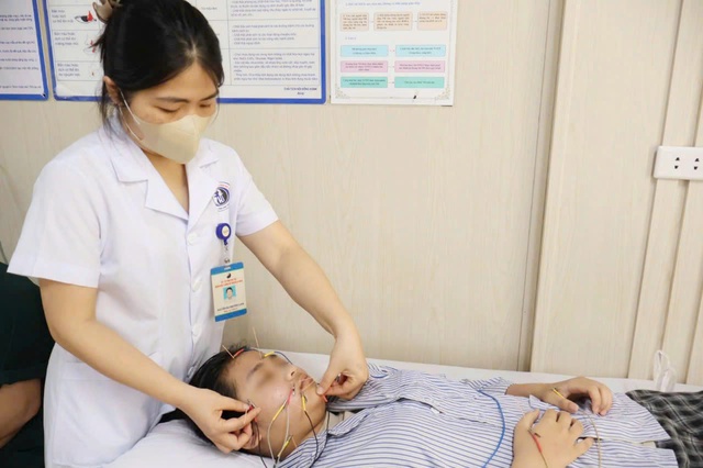 Bệnh nhi 14 tuổi bị méo miệng, lệch nhân trung do thói quen nhiều người Việt mắc phải vào mùa nắng nóng- Ảnh 1. Bệnh nhi 14 tuổi bị méo miệng, lệch nhân trung do thói quen nhiều người Việt mắc phải vào mùa nắng nóng- Ảnh 1.