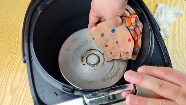 Trên nồi cơm điện có 4 nơi dễ “giấu” chất gây ung thư, côn trùng, nguy cơ cháy nổ nhưng ít ai để ý- Ảnh 2.