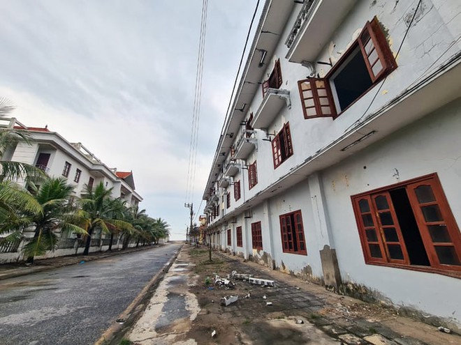 Loạt khách sạn bỏ hoang tại bãi biển nổi tiếng bậc nhất miền Bắc, du khách nhận xét: Tiếc thay một thời!- Ảnh 4.