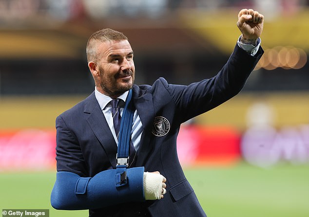 Quan hệ cha con nhà Beckham đã xấu tới mức: David bó bột tay, con cả bất hiếu chỉ mải khoe ảnh ở nhà vợ- Ảnh 2. Quan hệ cha con nhà Beckham đã xấu tới mức: David bó bột tay, con cả bất hiếu chỉ mải khoe ảnh ở nhà vợ- Ảnh 2.