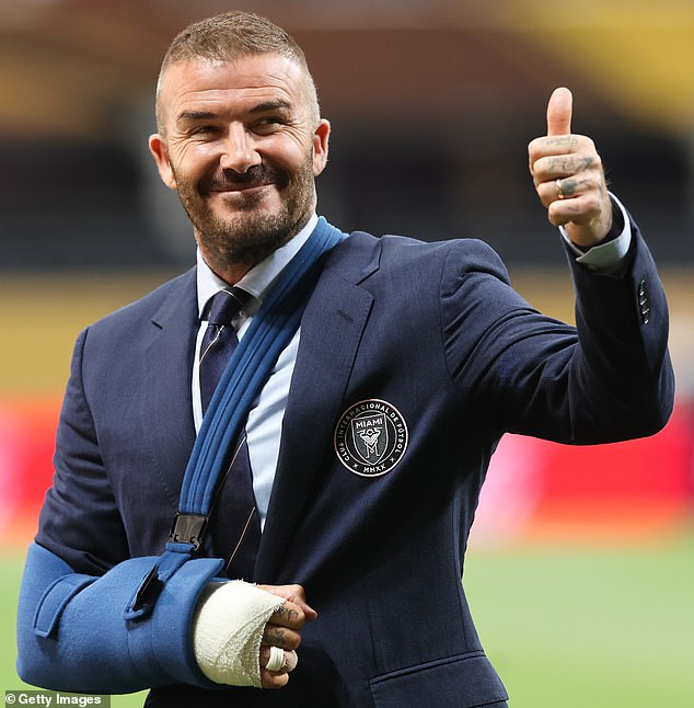Quan hệ cha con nhà Beckham đã xấu tới mức: David bó bột tay, con cả bất hiếu chỉ mải khoe ảnh ở nhà vợ- Ảnh 1. Quan hệ cha con nhà Beckham đã xấu tới mức: David bó bột tay, con cả bất hiếu chỉ mải khoe ảnh ở nhà vợ- Ảnh 1.