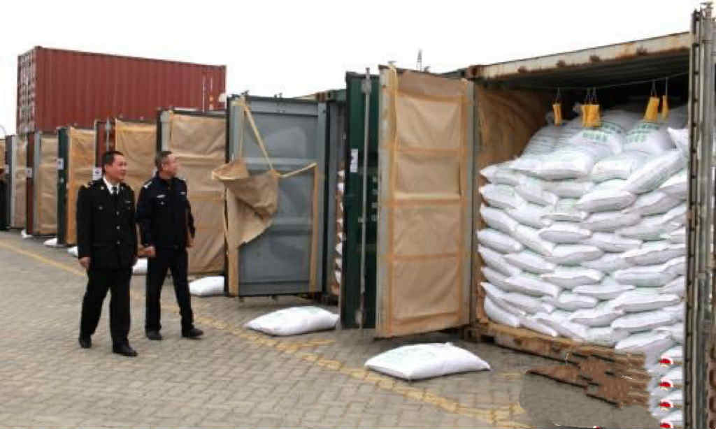 Kiểm tra đột xuất 28 container gạo nhập khẩu, hải quan bắt giữ 7 đối tượng, triệt phá thành công đường dây buôn lậu hơn 2.803 tấn gạo trị giá hơn 104 tỷ đồng- Ảnh 3. Kiểm tra đột xuất 28 container gạo nhập khẩu, hải quan bắt giữ 7 đối tượng, triệt phá thành công đường dây buôn lậu hơn 2.803 tấn gạo trị giá hơn 104 tỷ đồng- Ảnh 3.