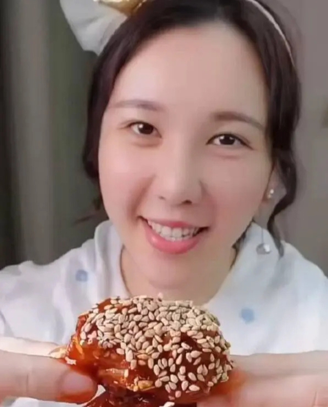Mặt nữ mukbang biến dạng nghiêm trọng sau 2 năm hành nghề- Ảnh 1. Mặt nữ mukbang biến dạng nghiêm trọng sau 2 năm hành nghề- Ảnh 1.