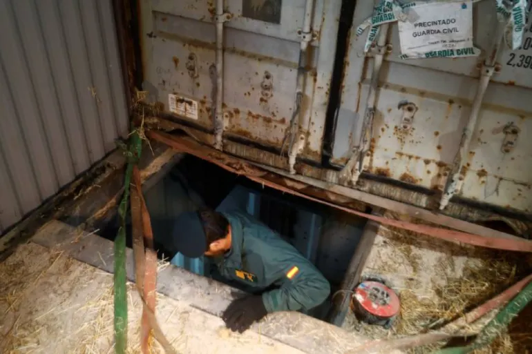 Sâu 4 mét dưới lòng đất: Cảnh sát phát hiện nhà máy thuốc lá giả, lợi nhuận "khủng" hơn 19 tỷ/tuần- Ảnh 1. Sâu 4 mét dưới lòng đất: Cảnh sát phát hiện nhà máy thuốc lá giả, lợi nhuận "khủng" hơn 19 tỷ/tuần- Ảnh 1.
