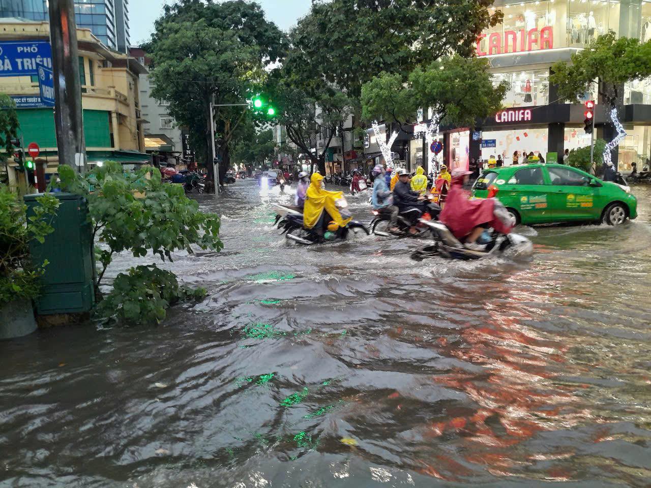 Mưa lớn khiến nhiều tuyến phố ở Hà Nội ngập sâu, ách tắc- Ảnh 1. Mưa lớn khiến nhiều tuyến phố ở Hà Nội ngập sâu, ách tắc- Ảnh 1.