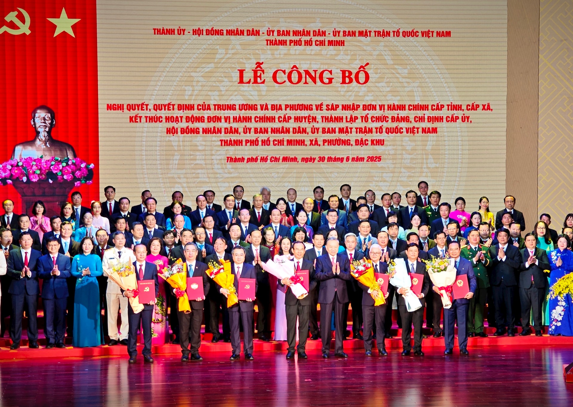 Tổng Bí thư Tô Lâm dự lễ công bố thành lập “siêu đô thị” thành phố Hồ Chí Minh- Ảnh 3. Tổng Bí thư Tô Lâm dự lễ công bố thành lập “siêu đô thị” thành phố Hồ Chí Minh- Ảnh 3.