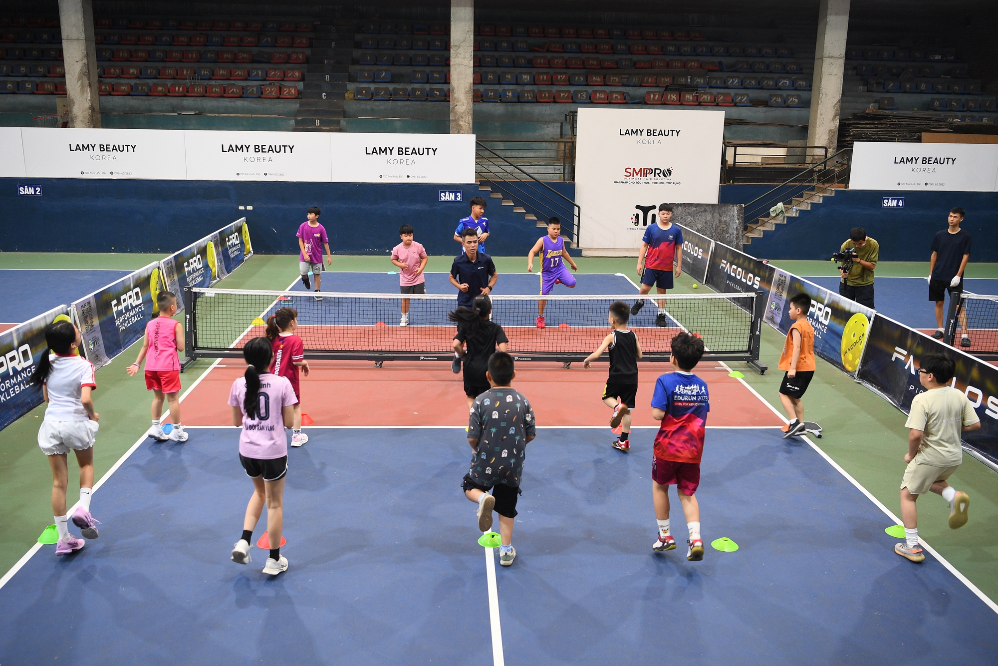 “Khối nghỉ hè” đầm đìa mồ hôi trên sân pickleball: HLV hụt hơi, phụ huynh chi tiền triệu- Ảnh 3. “Khối nghỉ hè” đầm đìa mồ hôi trên sân pickleball: HLV hụt hơi, phụ huynh chi tiền triệu- Ảnh 3.