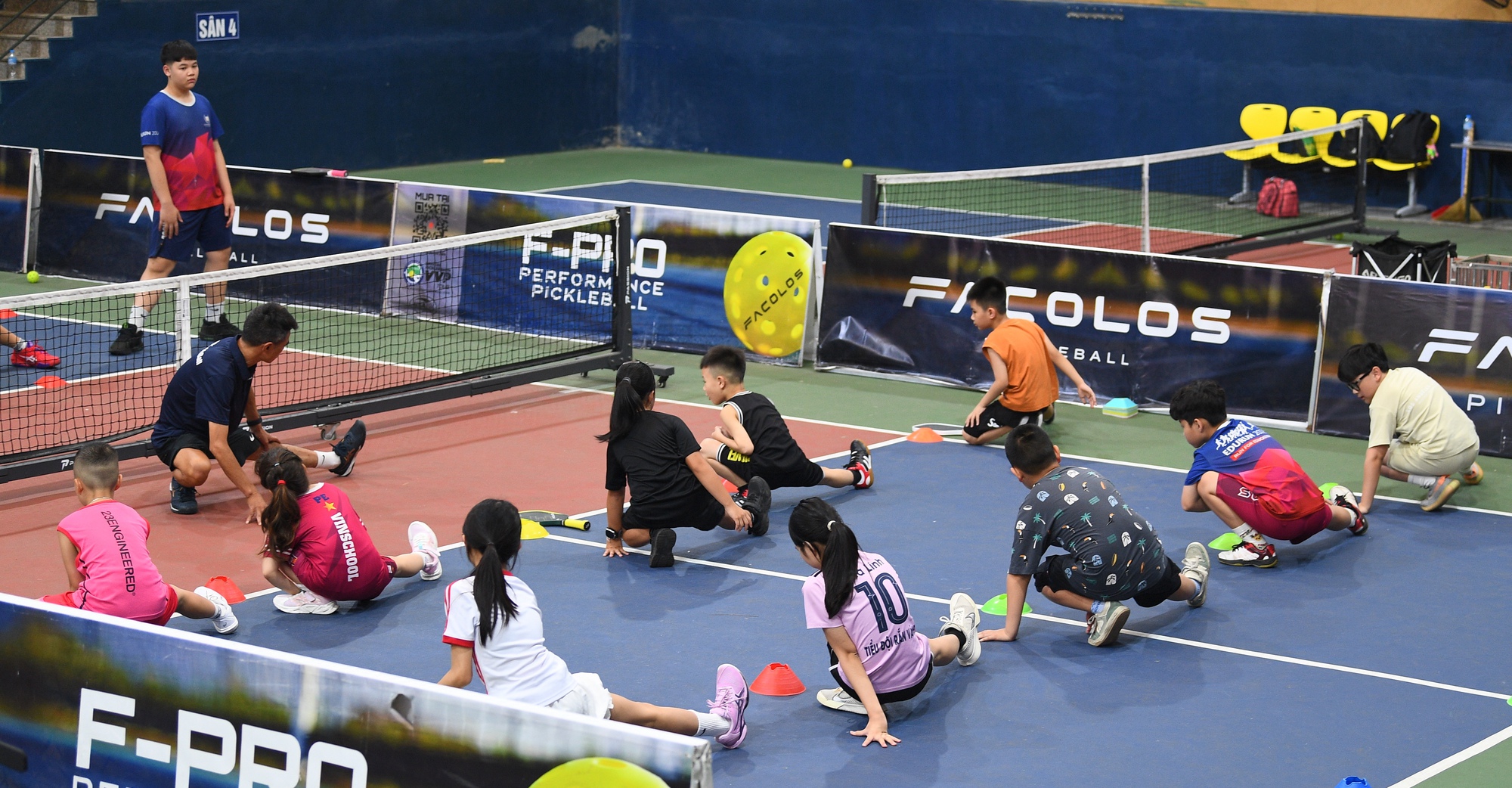 “Khối nghỉ hè” đầm đìa mồ hôi trên sân pickleball: HLV hụt hơi, phụ huynh chi tiền triệu- Ảnh 8. “Khối nghỉ hè” đầm đìa mồ hôi trên sân pickleball: HLV hụt hơi, phụ huynh chi tiền triệu- Ảnh 8.