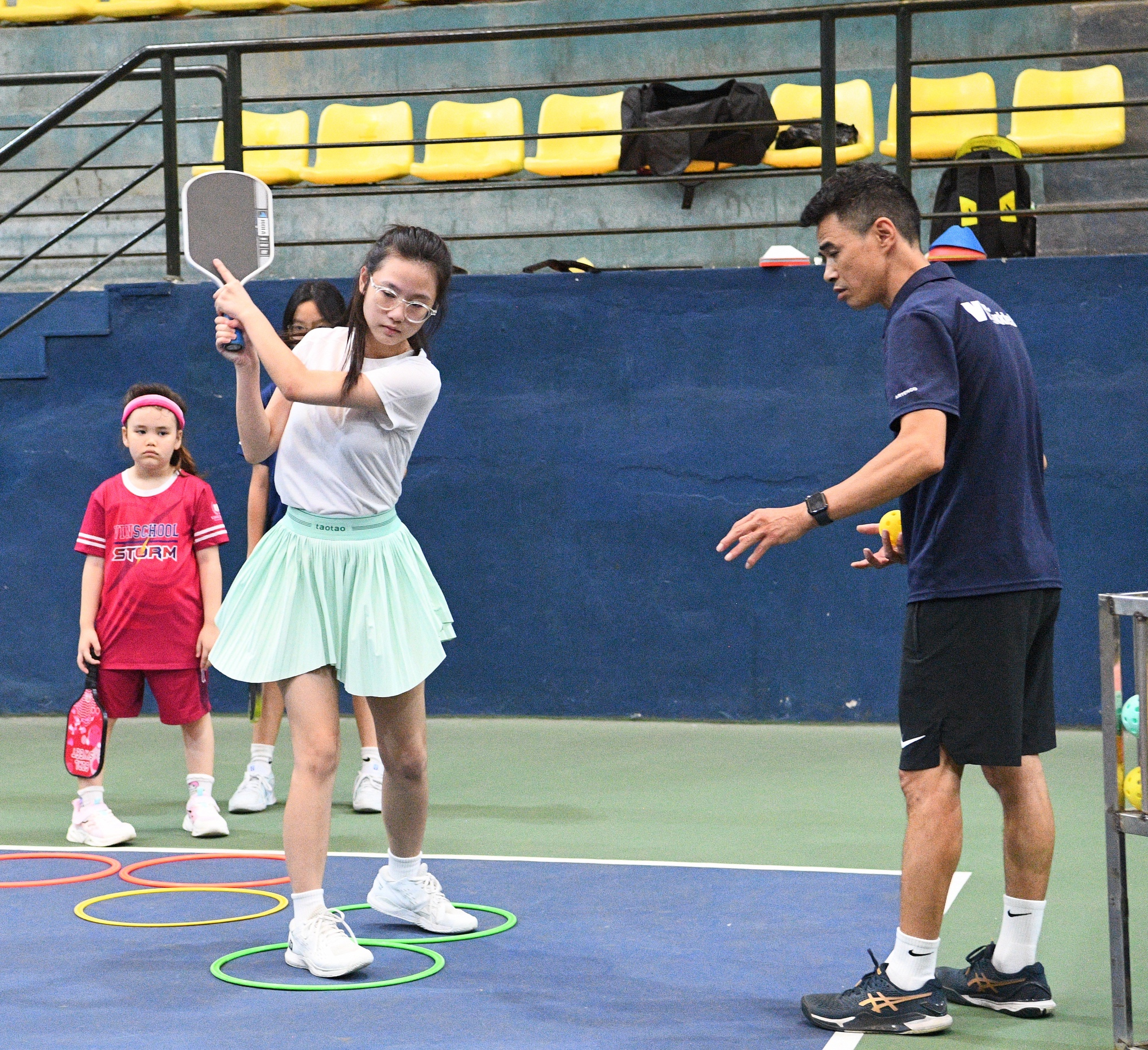 “Khối nghỉ hè” đầm đìa mồ hôi trên sân pickleball: HLV hụt hơi, phụ huynh chi tiền triệu- Ảnh 7. “Khối nghỉ hè” đầm đìa mồ hôi trên sân pickleball: HLV hụt hơi, phụ huynh chi tiền triệu- Ảnh 7.
