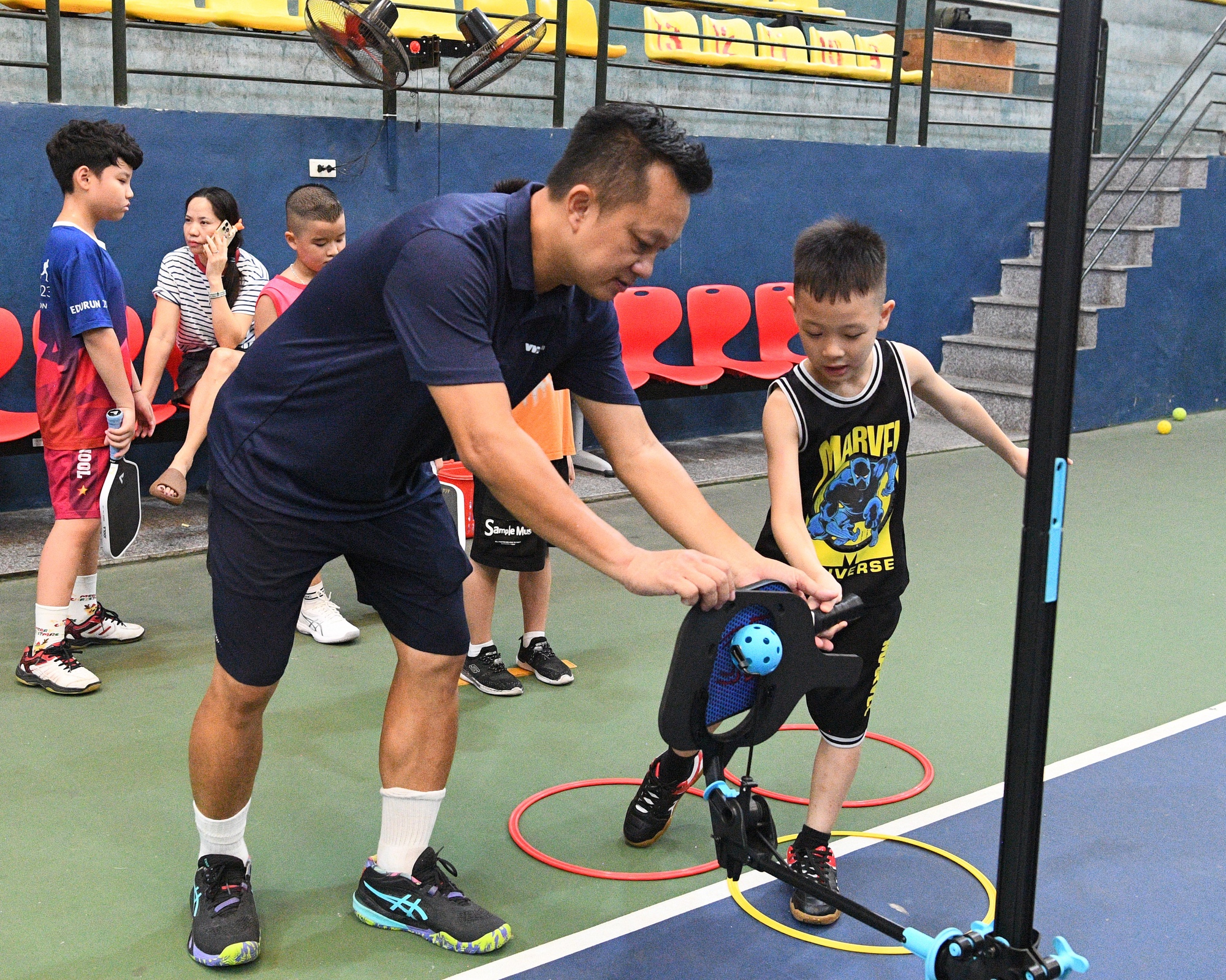 “Khối nghỉ hè” đầm đìa mồ hôi trên sân pickleball: HLV hụt hơi, phụ huynh chi tiền triệu- Ảnh 2. “Khối nghỉ hè” đầm đìa mồ hôi trên sân pickleball: HLV hụt hơi, phụ huynh chi tiền triệu- Ảnh 2.
